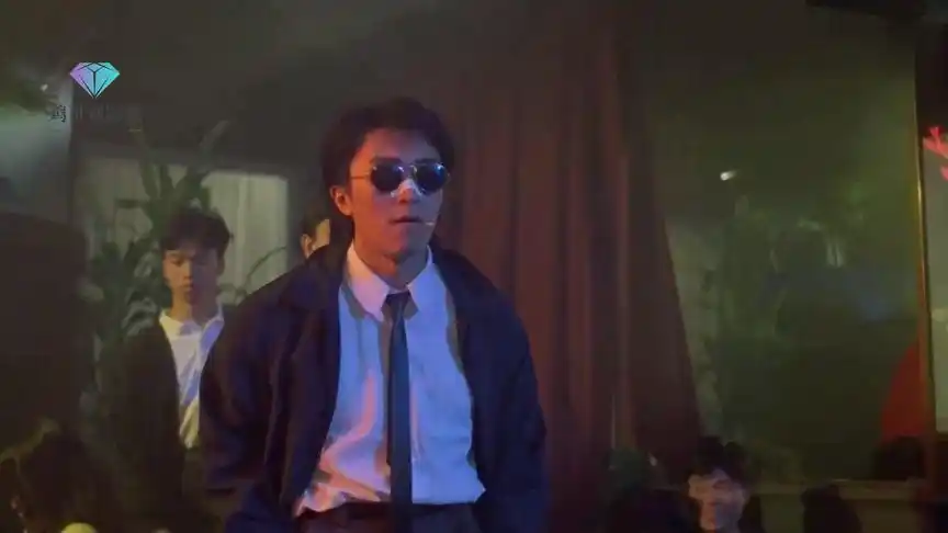 星爷走路好嚣张,狂拽酷帅diao炸天,走出了六亲不认的步伐!