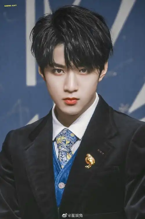 刘耀文 fashion item