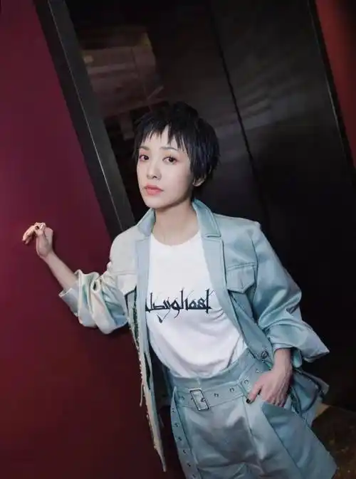 郭采洁真是小个子穿搭典范,背心配皮质包臀裙又飒又美,帅气利落_身材