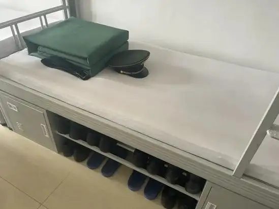 棱角清晰朝着一个方向;地面上的鞋子整齐化一,有序摆放