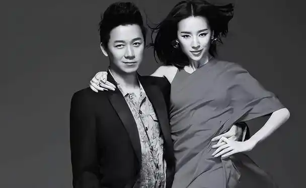 尹姝贻探班潘粤明二人房车短暂甜蜜后潘粤明含情脉脉舍不得