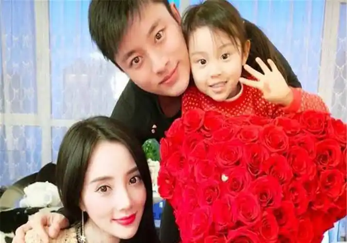 李小璐带甜馨游故宫身穿亲子装十分温馨长大后的甜馨很优秀