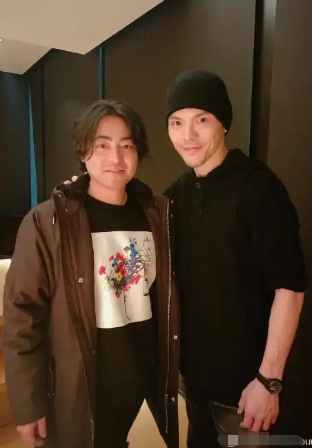 向佐晒与张翰同框照,郭碧婷身穿红衣显喜庆,张翰瘦到让人认不出