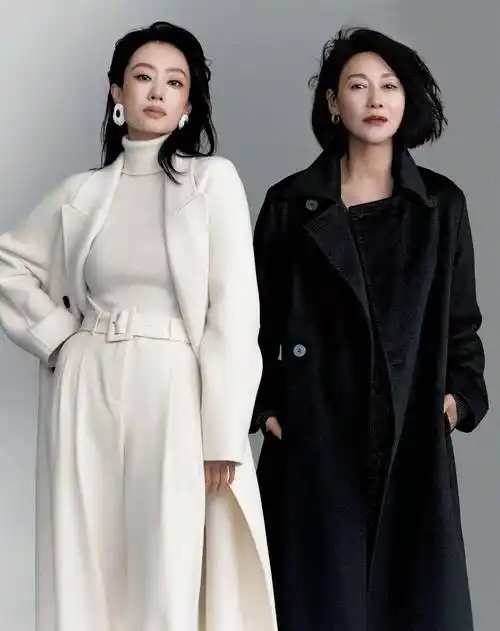 "电影女王"张小斐和惠英红一起登上封面,一个真空,一个热泪盈眶_外套