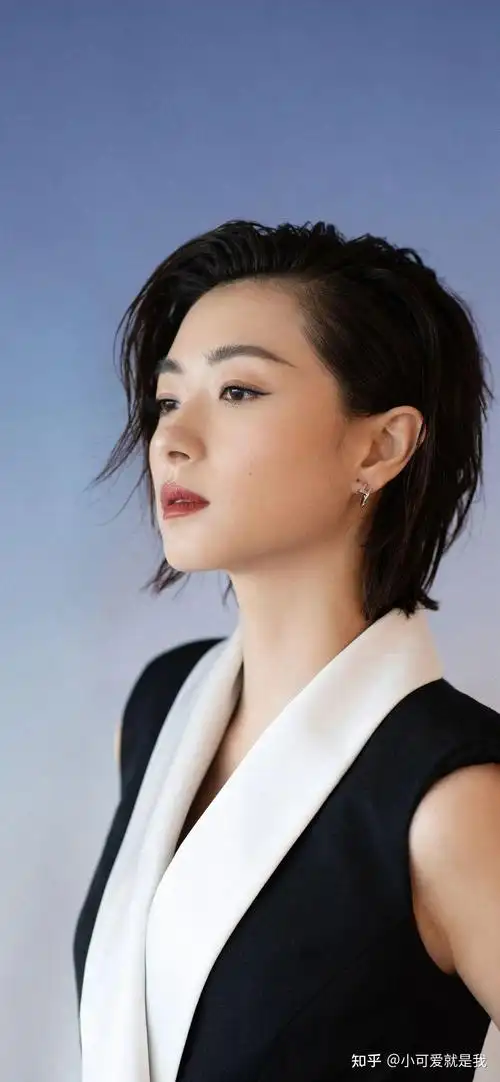 1长相:万茜的五官不算浓烈也不紧凑,鼻子比较突出,但是因为淡妆居多