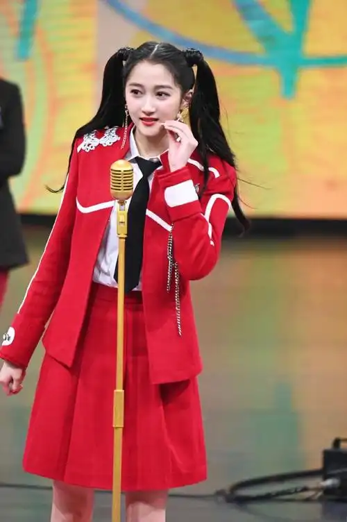 关晓彤《王牌对王牌》节目新造型,大红服饰搭配双马尾,干净甜美