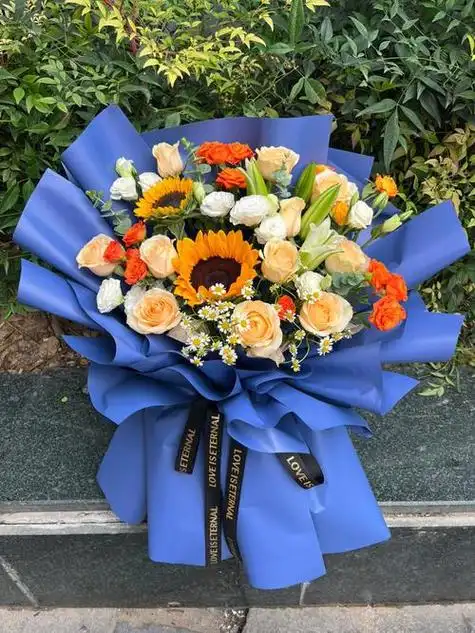 因为平常的花束都是普通的鲜花,买几张彩票包花的话是比较有创新和