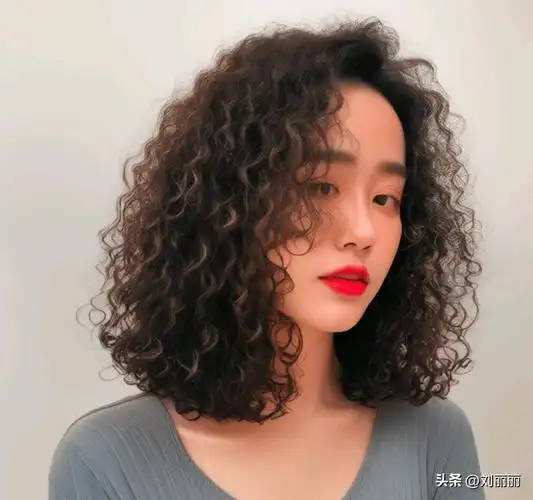 冬天发型不论怎么烫,最美还是羊毛卷全头烫,蓬松瘦脸还保暖