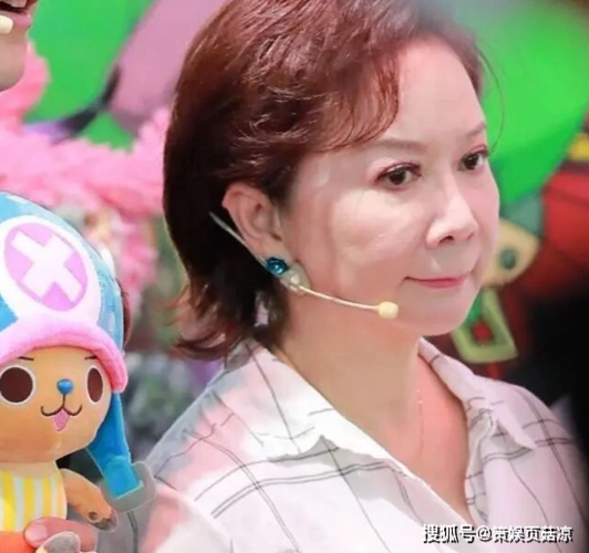 蔡明近况曝光,年近59岁依旧浓妆艳抹,能看的就只有小品了_活动