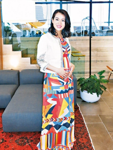 胡杏儿挺大肚仍坚持工作 甜蜜透露预产期为11月