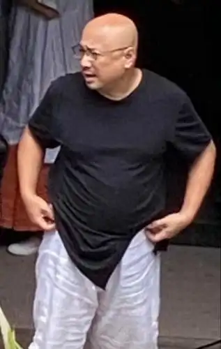 的风流韵事,大家似乎已经习以为常,一开始还会感慨"男人有钱就变坏"