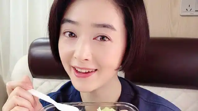 蒋欣首次尝试剪短发造型,少女感不在,颜值更显老!