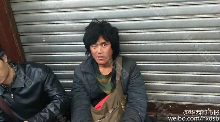 乞丐酷似明星彭于晏遭围观