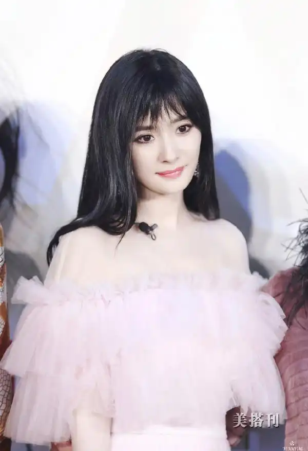 33岁杨幂又卖少女人设粉裙齐刘海有点认不出网友有点土