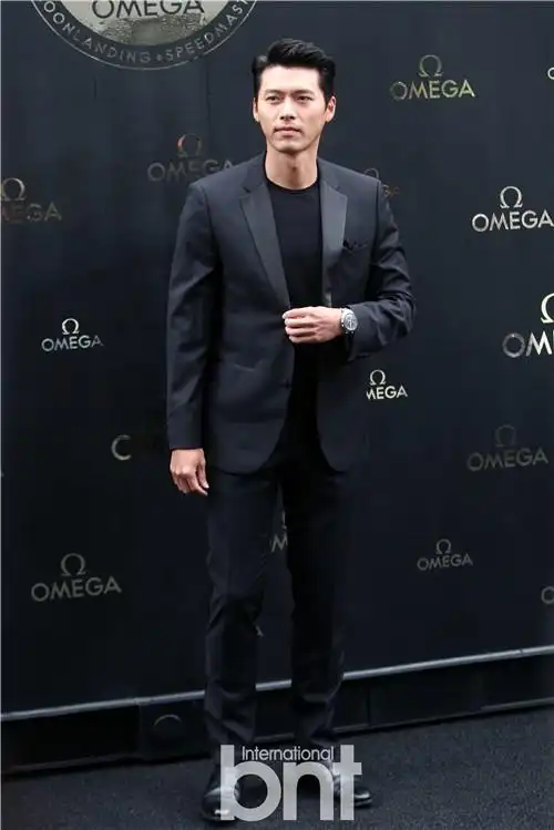 韩国人气演员玄彬出席某品牌活动,简洁的西装造型展现出成熟稳重的