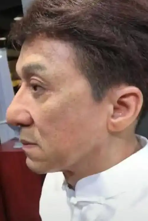 比蜡像都逼真,成龙雕像连毛孔都有,网友:就怕他突然出声