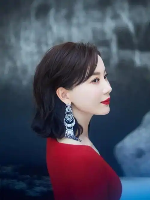 女人过了38岁尽量少烫大妈卷,试试这3种发型,时髦显气质