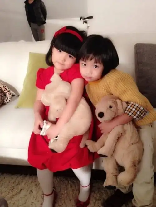 1月8日,王岳伦透露和王诗龄及林志颖kimi父子正一起拍摄广告,并晒出