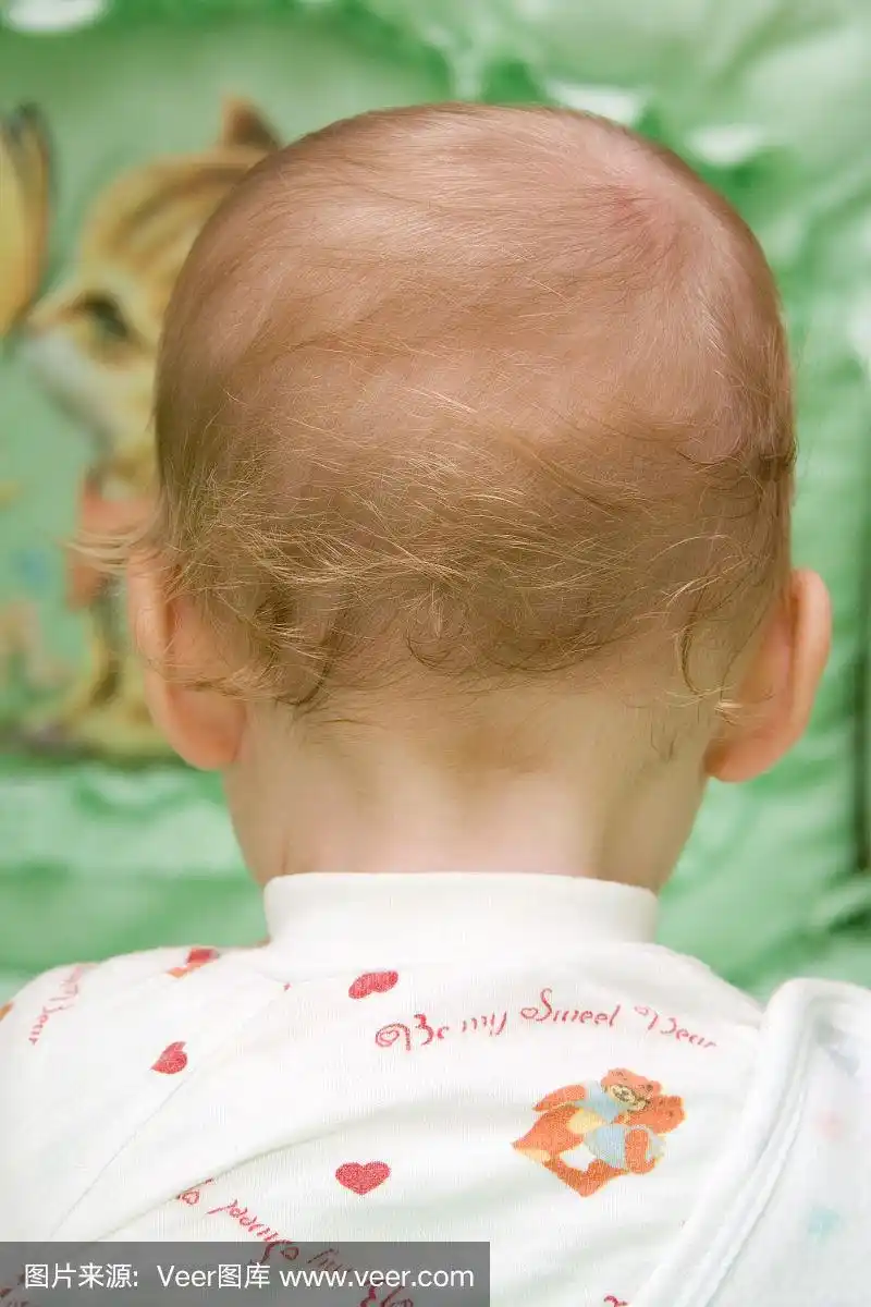 婴儿在床上的后脑勺