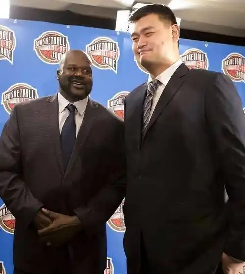 奥尼尔姚明亚运村重逢,双方短暂叙旧,姚明一脸冷漠惹争议_视频_兄弟_1