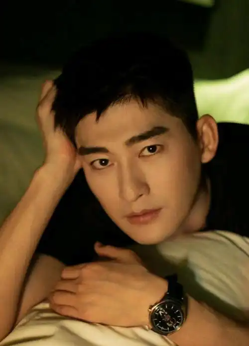 看到一组张翰的照片,我可太惊讶了,原本印象中他是翩翩少年的样子