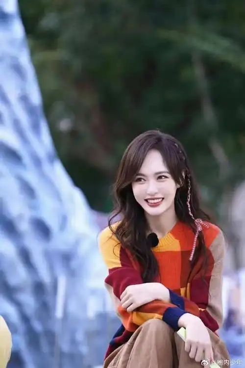 唐嫣毛衣加阔腿裤穿搭