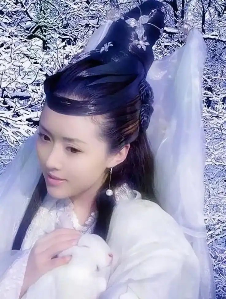 颜丹晨.图1:《宝莲灯》-嫦娥 图2:《混世游侠》-应小翠  - 抖音