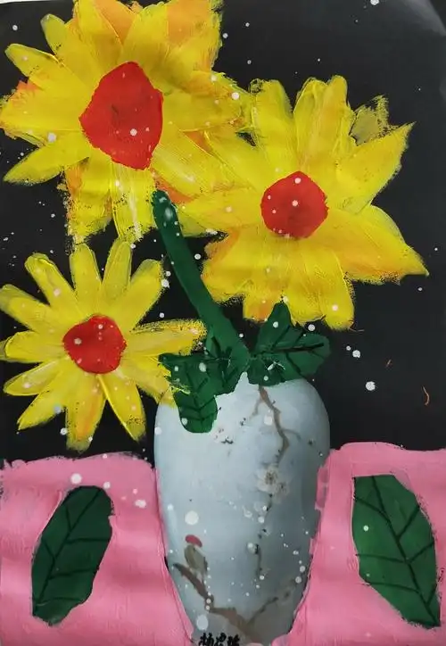 色彩a-b班作品《瓶中花》材料 主要采用多种水粉颜料相结合的特殊方式