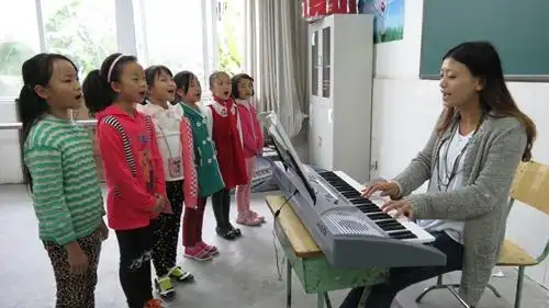 孩子们在少年宫参加声乐培训