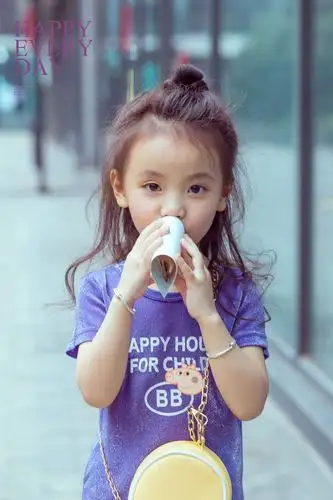 陈铁球的儿童摄影作品《小女孩》