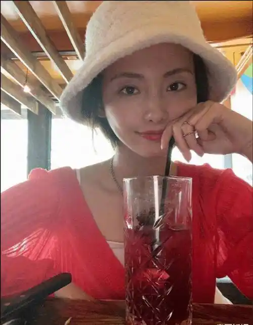 原创张嘉倪近照长发变短发喝饮料眯眼卖萌脸小身小瘦到撑不起衣服