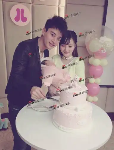 贾乃亮 李小璐为爱女班满月party 全家福温馨