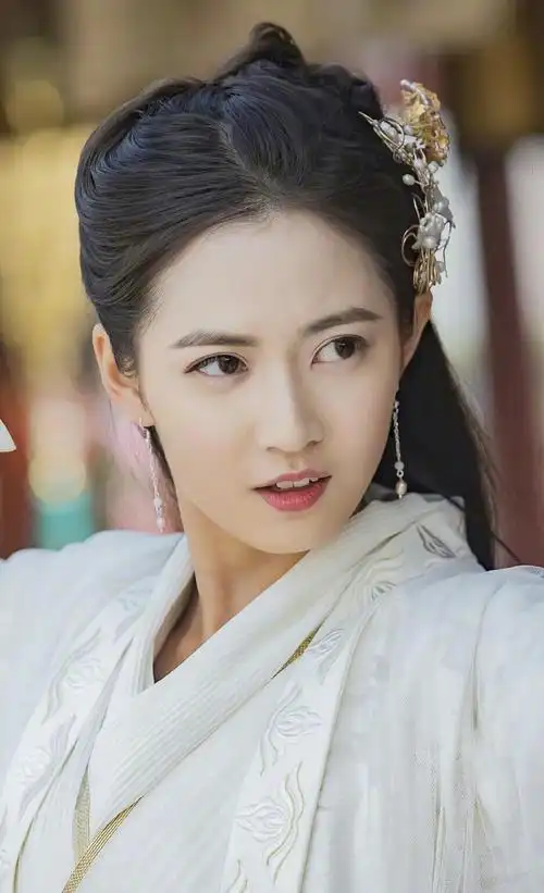 陈钰琪资源很好,接下来有一部和李易峰合作的《镜双城》将要播出.