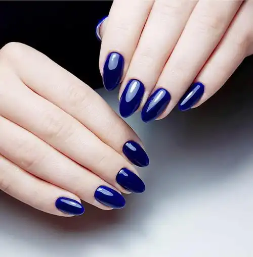 显白就选气质宝蓝色美甲