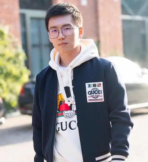 苏宁太子时装周看秀,张康阳穿潮装变新晋国名老公,帅过王思聪