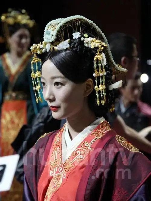 林峯顶高温横店开工吴千语低调探班慰爱