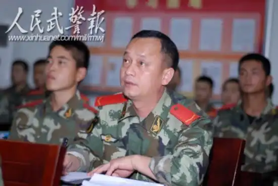 武警少校赴基层部队当兵 重点训练警棍盾牌操