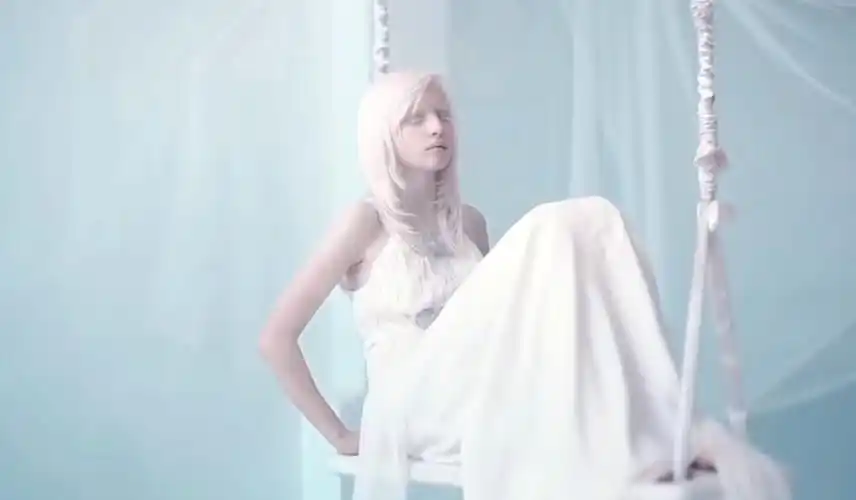 18岁女孩通体雪白天生紫瞳仙气飘飘宛如天使