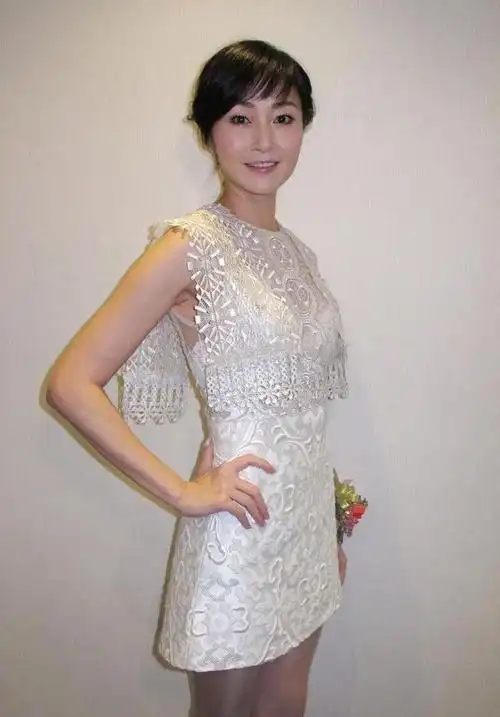 52岁万绮雯果然是腿精生图暴露她的真实腿型比小姑娘的腿还细