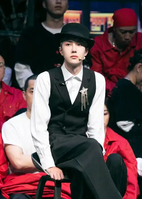 王一博在《街舞3》穿西服,戴礼帽_高清图集_新浪网