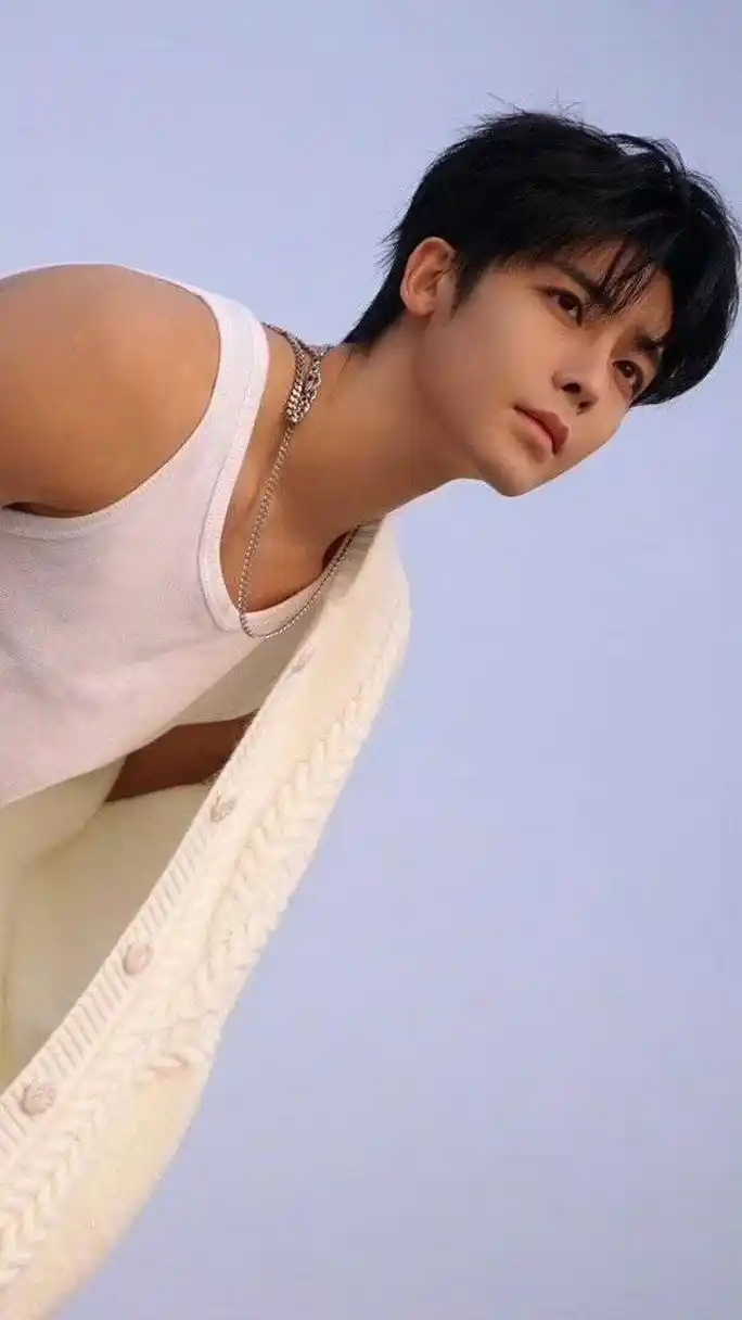 侯明昊壁纸大放送#日常穿搭# #元气出街奥利给