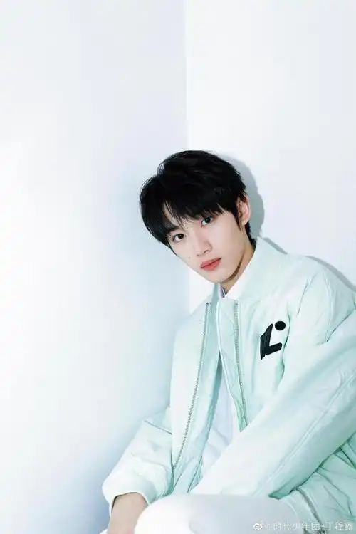 组图丁程鑫分享换衣间随拍薄荷绿氧气男孩清新帅气