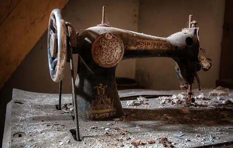 破旧的老式缝纫机