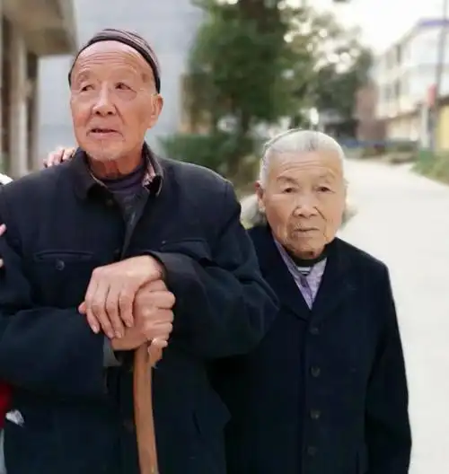 这些年,在陪伴父亲母亲的日子里,常常看到二老渐渐老去的背影,心头好