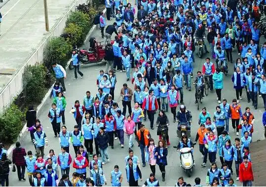 (电子厂的工人也下班了)