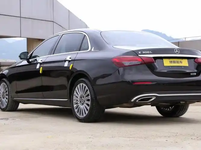 奔驰 奔驰e级  2022款 改款 e 300 l 时尚型图片