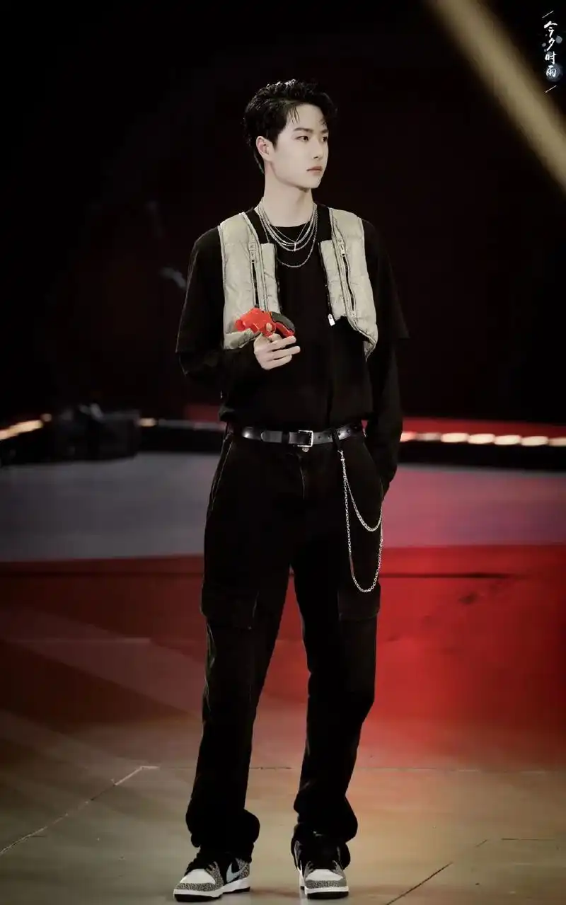 王一博壁纸满屏都是耶啵的大长腿这身材比例绝了