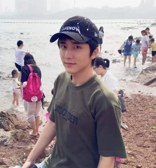 张新成称16岁时是校草,本以为没吹牛,看到学生旧照:这颜值谁敢