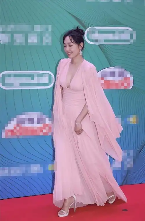 白百何越来越壮实,穿深v披肩裙"膀大腰圆",38岁的身材太真实|纱裙|深v