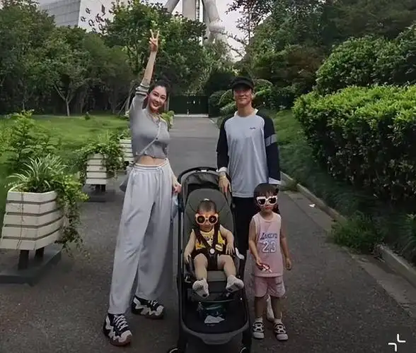 8月4日,苗苗在她的个人社交平台上分享了一段她和丈夫郑恺甜蜜约会的